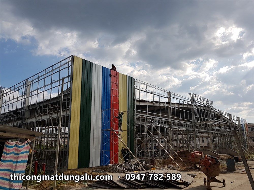 Mặt dựng sọc màu lắp được một phần, phía sau vẫn là khung thép trống