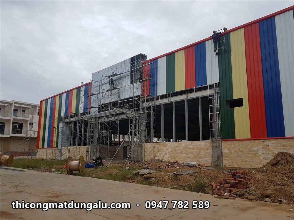 Mặt dựng sọc màu nhìn chéo từ đường nội bộ, khối sảnh còn giàn giáo