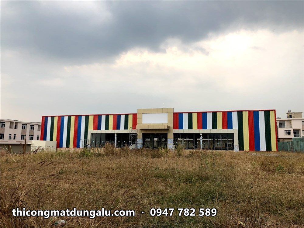 Trung tâm thương mại sọc màu nhìn từ xa giữa khu đất trống