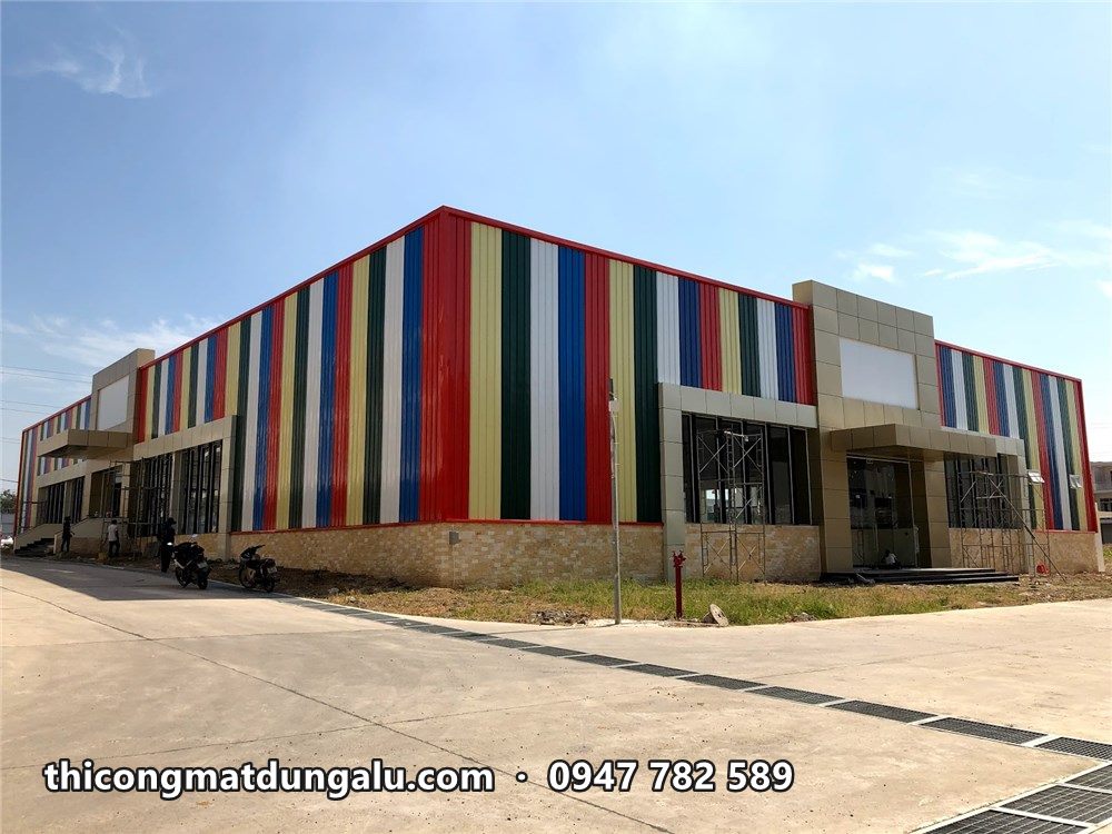 Góc trung tâm thương mại sọc màu hoàn thiện, sân bê tông phía trước