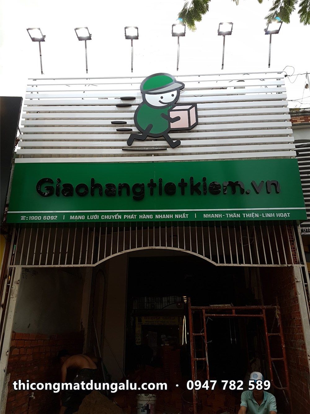 Bưu cục Giao Hàng Tiết Kiệm nhìn chính diện, bảng tên alu xanh trên cửa
