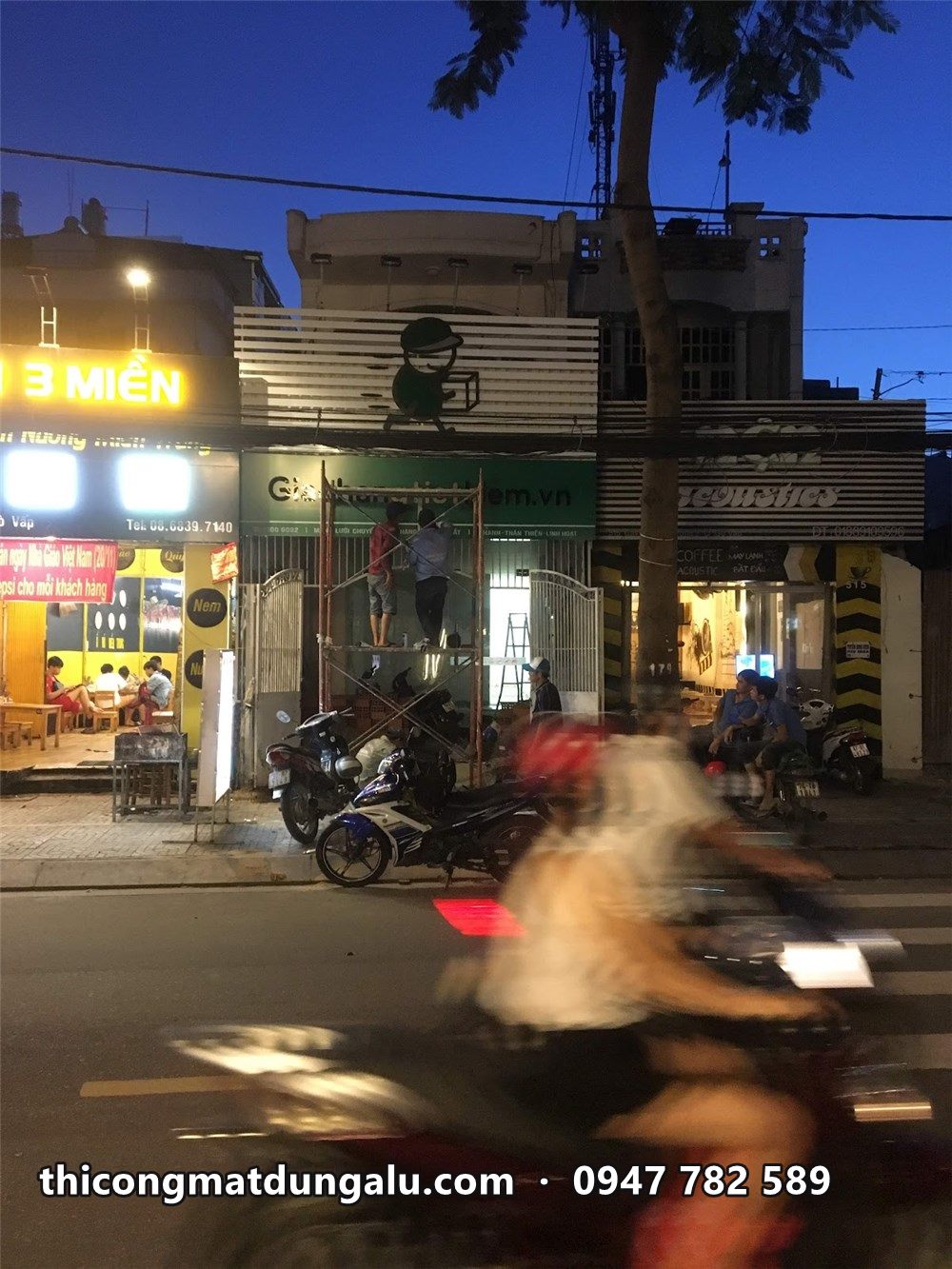 Bưu cục Giao Hàng Tiết Kiệm lúc chạng vạng, xe máy chạy qua