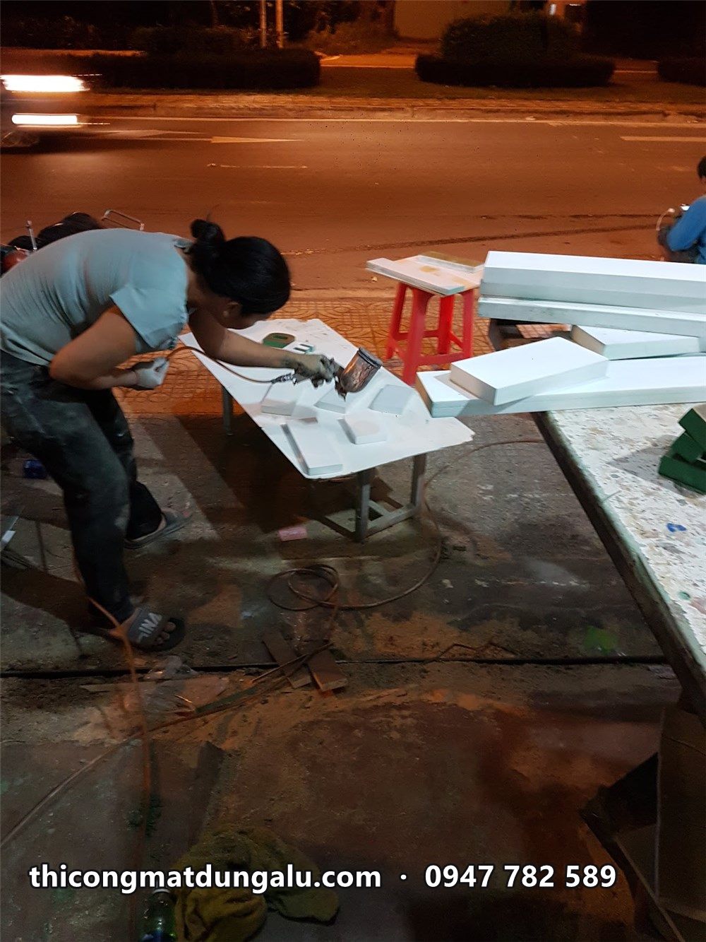 Thợ gia công nan lam trắng trên bàn vào buổi tối