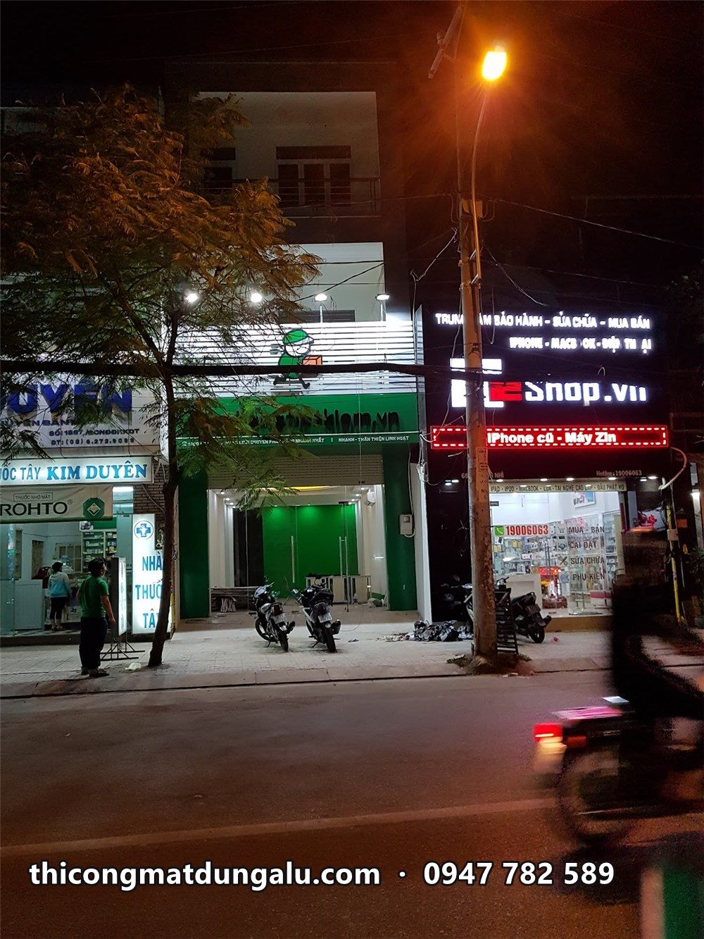 Bưu cục Giao Hàng Tiết Kiệm ban đêm giữa dãy cửa hàng