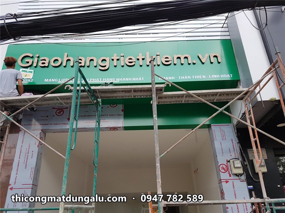 Bảng tên Giaohangtietkiem.vn đang lắp trên giàn giáo