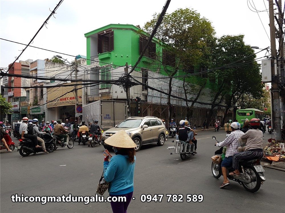 Bưu cục Giao Hàng Tiết Kiệm ở góc ngã tư, ốp alu xanh kín tầng trên