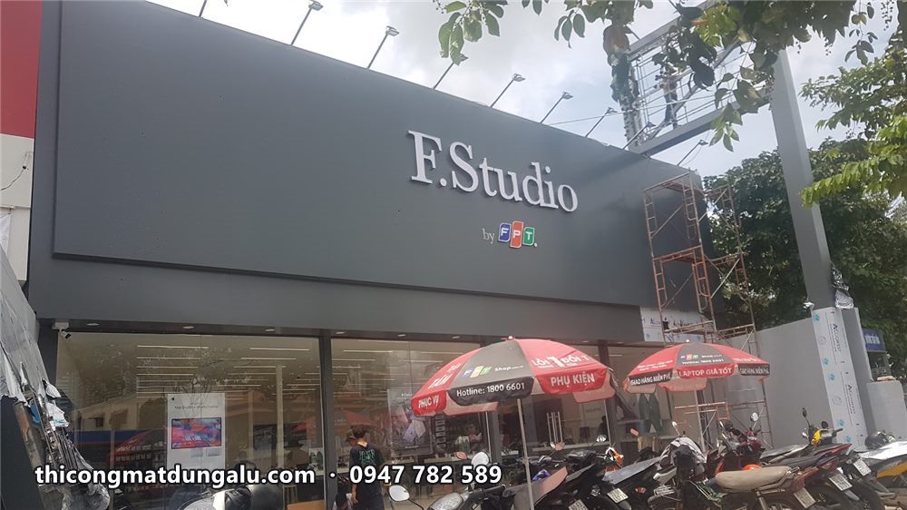 Mặt tiền F.Studio nhìn chính diện với mặt dựng xám dài và cửa kính