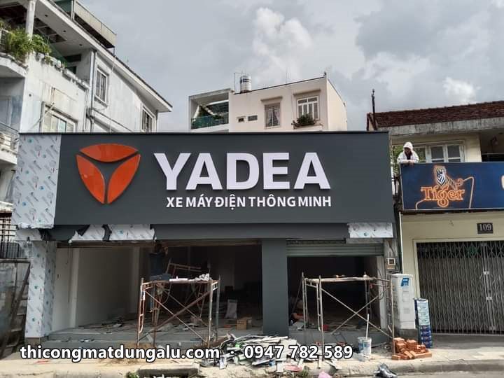 Cửa hàng YADEA xe máy điện thông minh đang thi công, mặt dựng xám logo cam