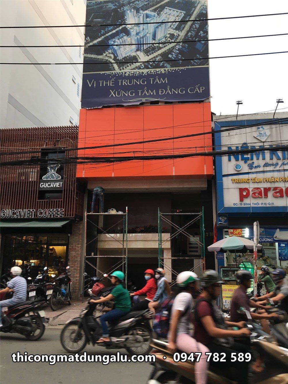 Mặt tiền YesHouse sau khi tháo giàn giáo, pano dự án phía trên