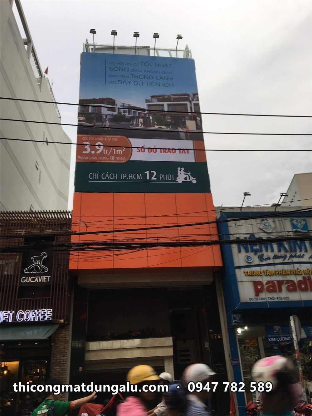 Mặt tiền văn phòng YesHouse với pano dự án mới và mảng alu cam
