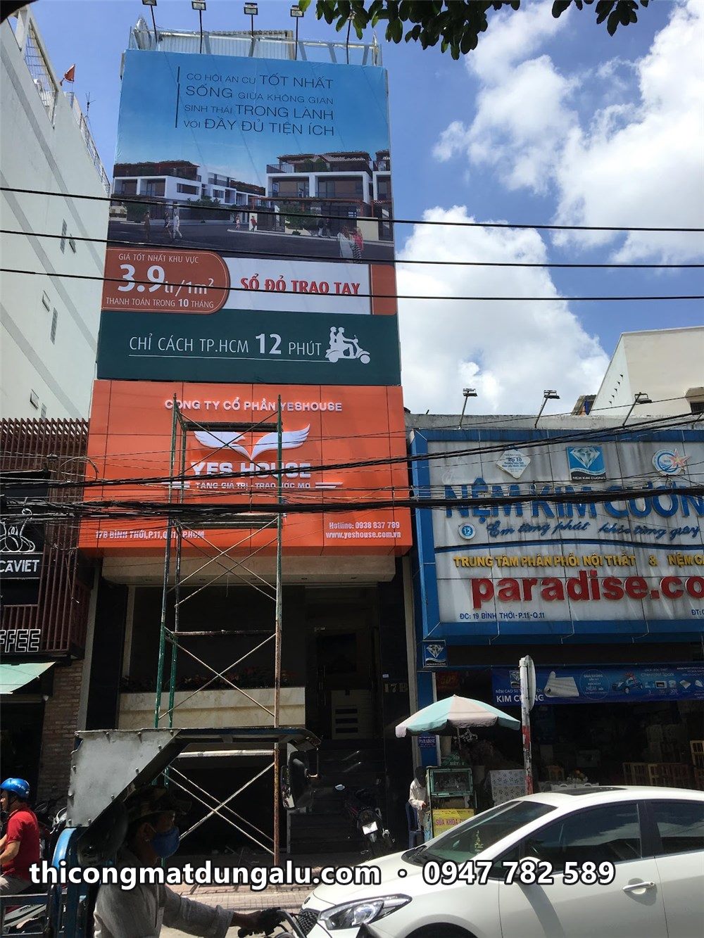 Mặt tiền YesHouse hoàn thiện nhìn từ vỉa hè, xe hơi trắng phía trước