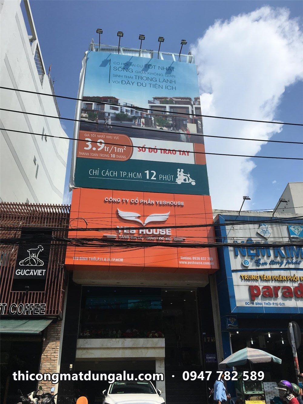 Toàn bộ mặt tiền YesHouse từ pano trên cùng xuống tầng trệt, nắng đẹp