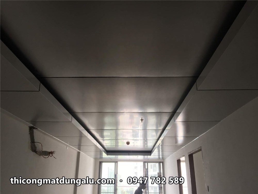Hành lang văn phòng với trần ốp alu bạc chạy dài đến cửa sổ