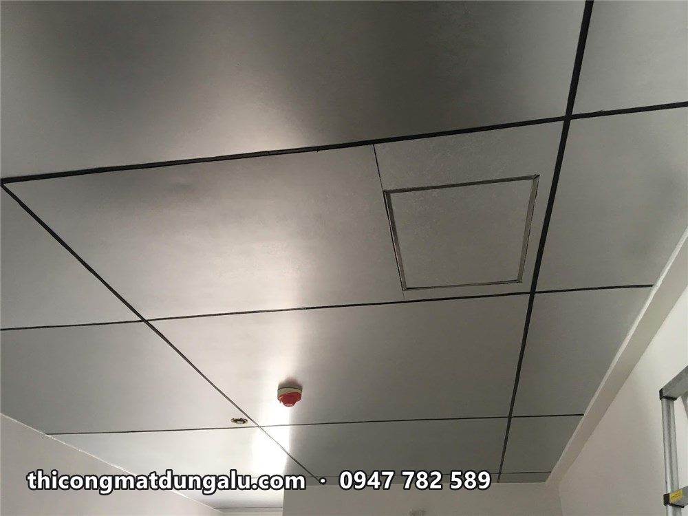 Trần alu bạc chia ô lớn có ô thăm trần và đầu báo khói