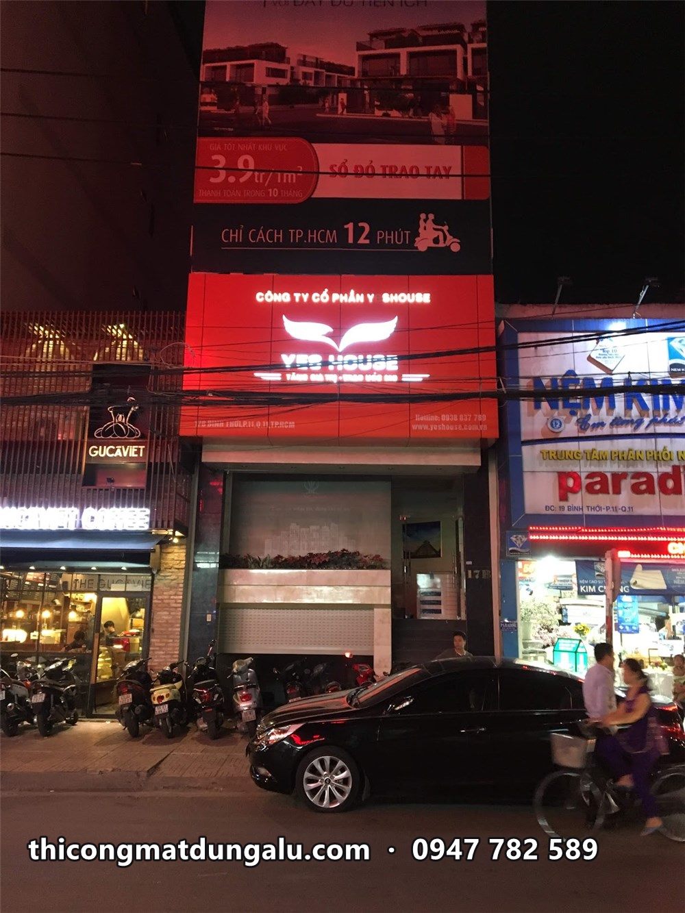 Mặt tiền YesHouse ban đêm giữa dãy cửa hàng, logo chữ nổi phát sáng