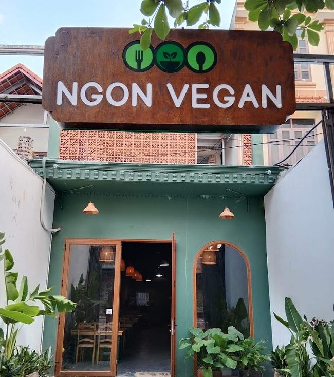 Quán vegan bảng hiệu sắt gỉ cắt chữ trên mặt tiền xanh rêu