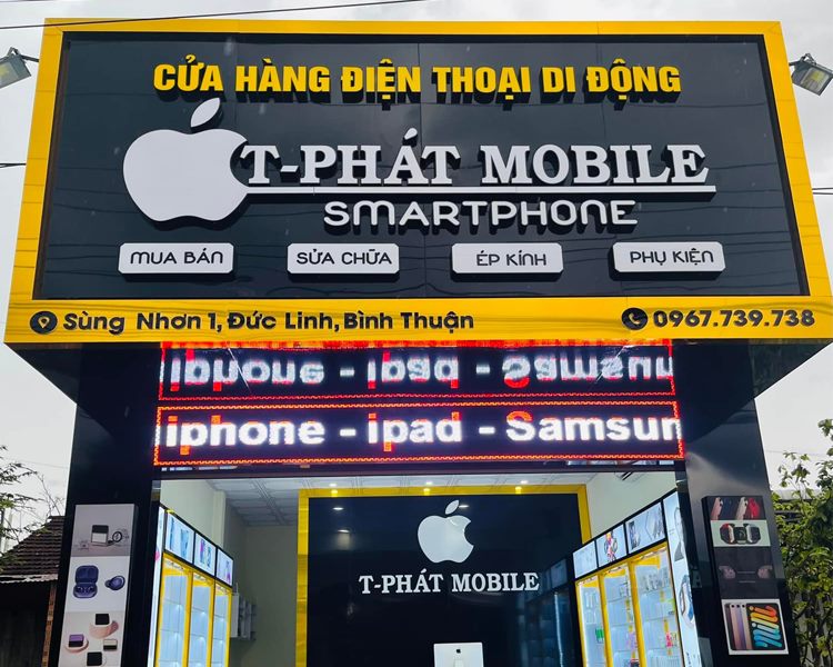 Bảng hiệu cửa hàng điện thoại nền đen viền vàng, logo và chữ nổi trắng có đèn