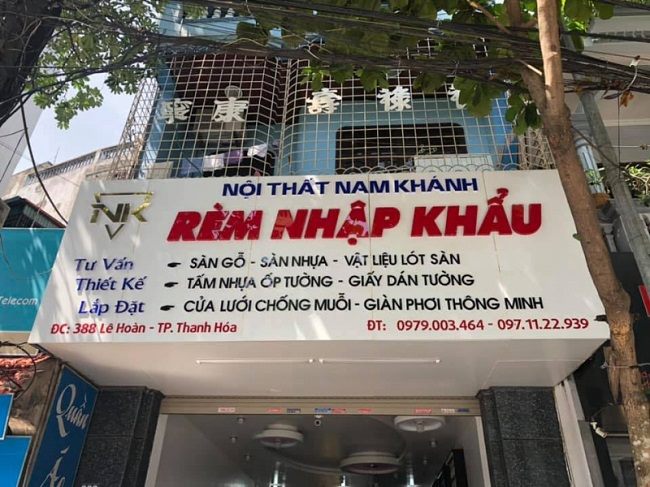 Bảng hiệu cửa hàng rèm và nội thất nền trắng chữ đỏ, danh sách sản phẩm
