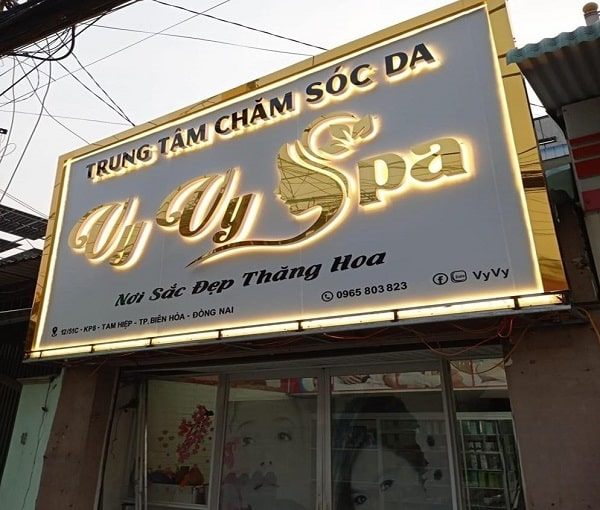 Bảng hiệu spa nền trắng viền vàng, chữ inox vàng hắt sáng