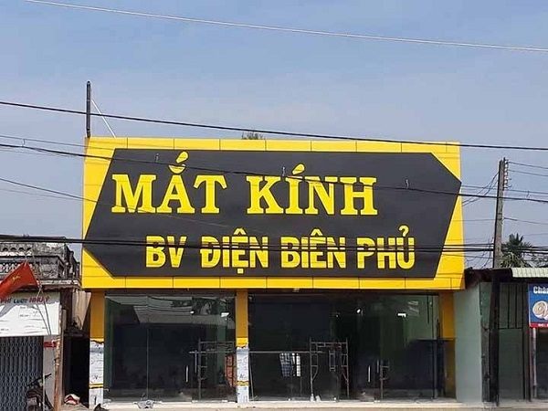 Bảng hiệu cửa hàng mắt kính nền đen viền vàng chữ vàng lớn