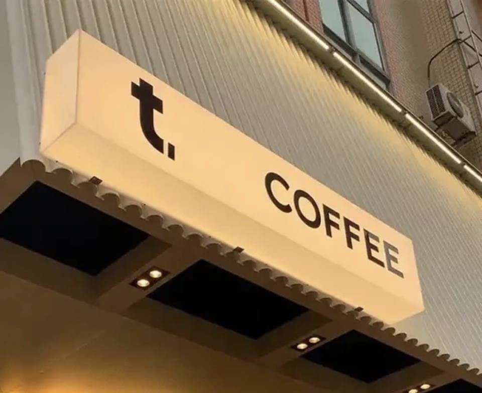 Hộp đèn dài màu trắng chữ đen của quán cafe tối giản