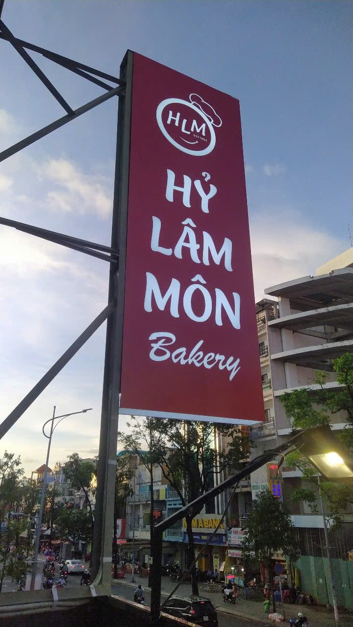 Bảng hiệu dọc màu đỏ đô của tiệm bánh trên phố