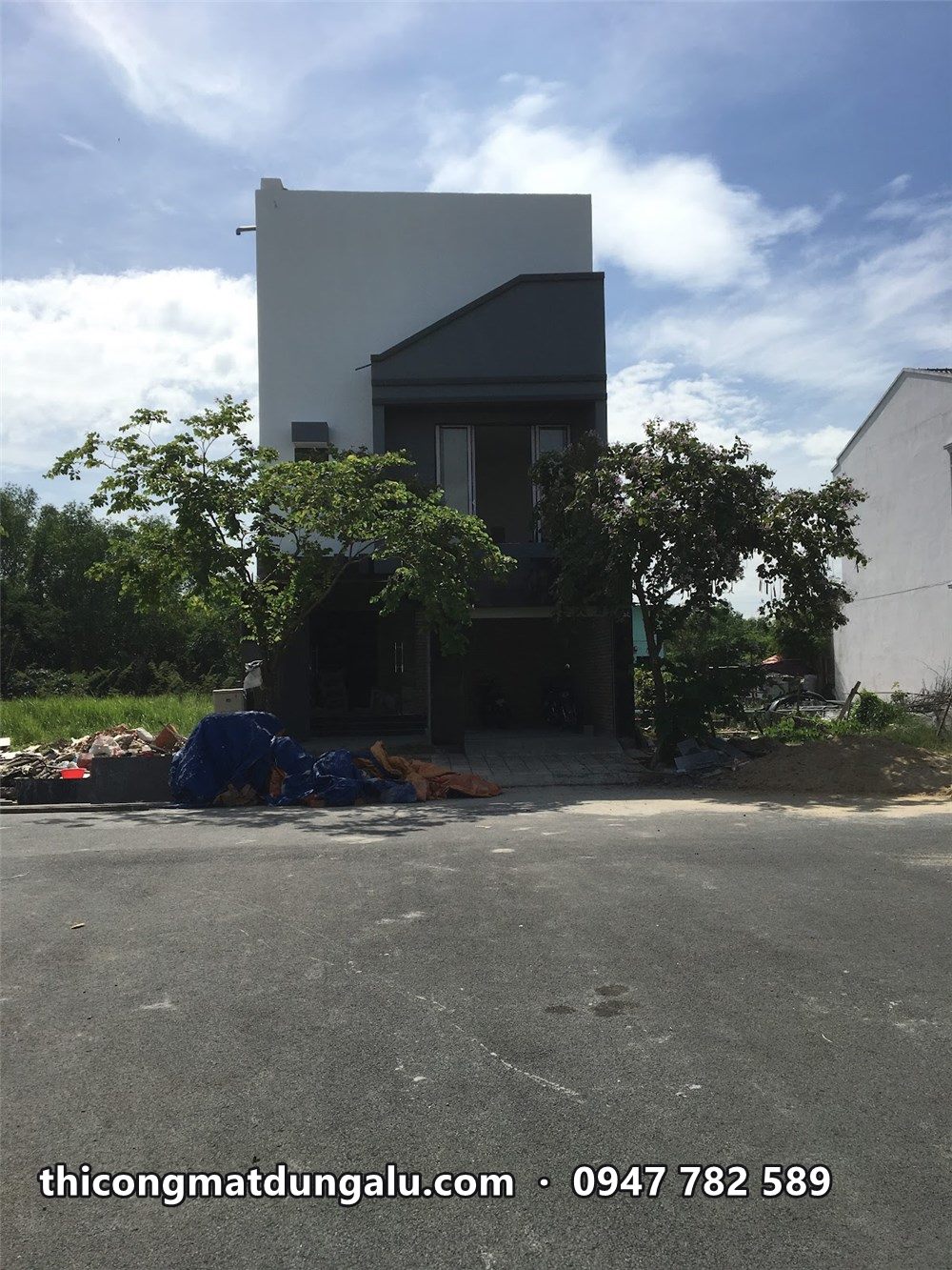 Nhà phố trên khu đất trống, chưa ốp mặt tiền mới