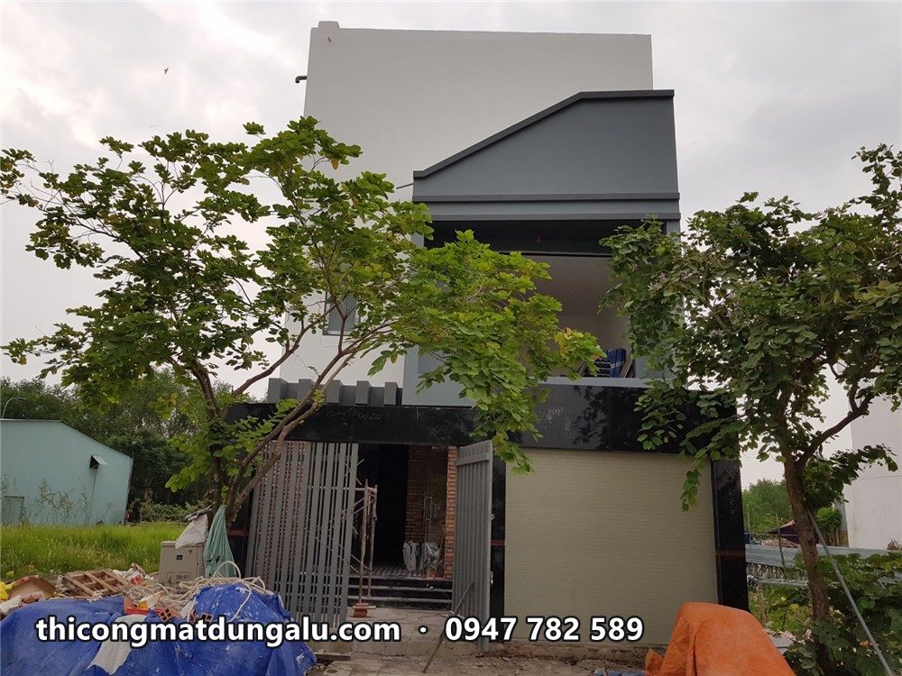 Nhà phố nhìn chính diện, vật tư phủ bạt phía trước