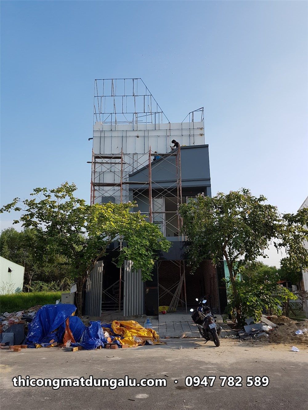 Giàn giáo và khung xương dựng cao hơn mái nhà phố