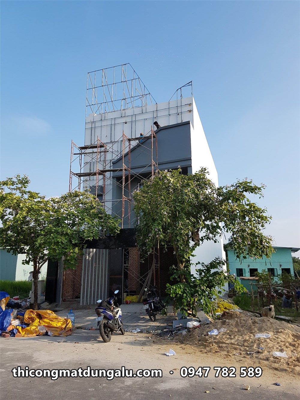Khung xương khối đứng trên sân thượng nhìn từ đường