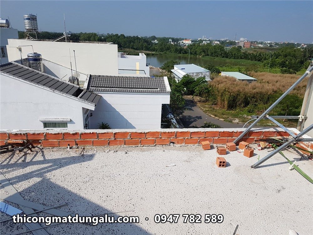 Sân thượng nhà phố với gạch xây và chân khung xương mới dựng