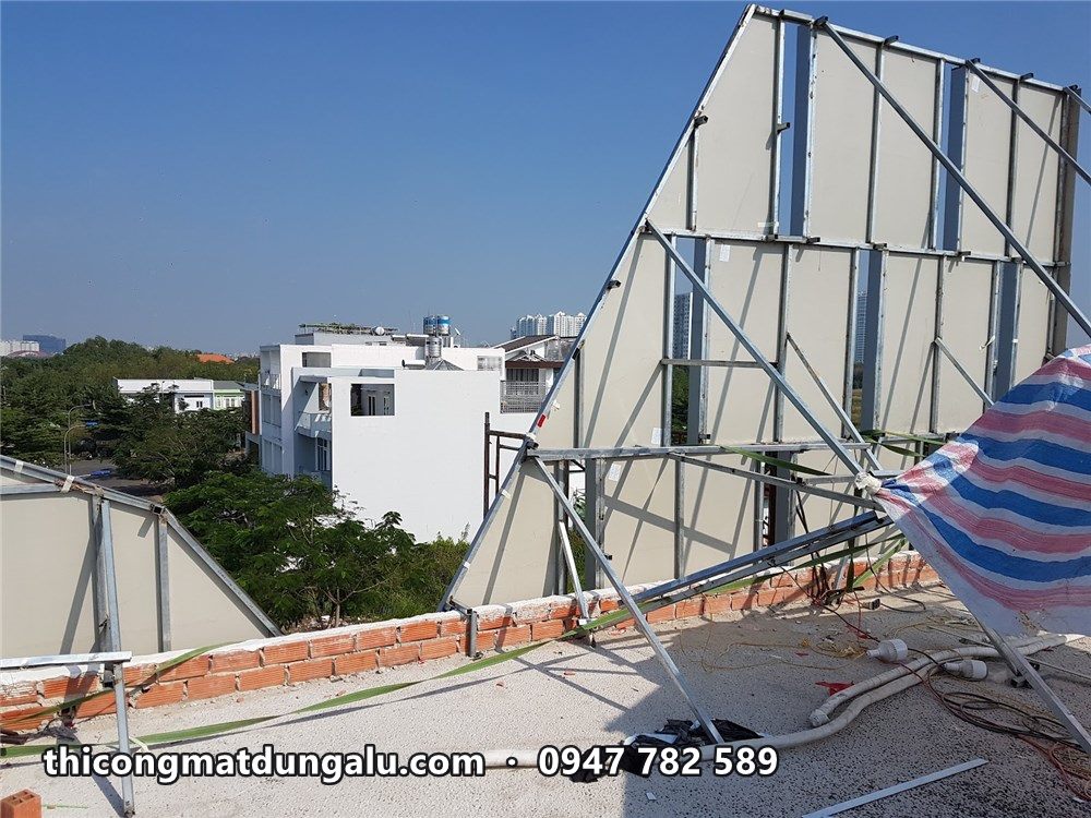 Khung xương tam giác trên sân thượng, phía xa là khu dân cư