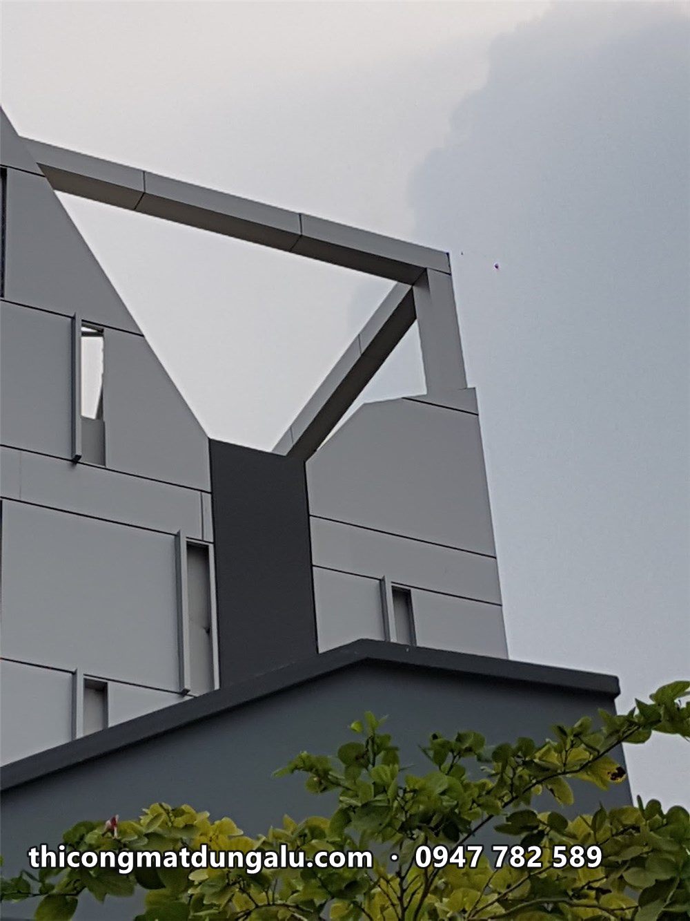 Khung đỉnh rỗng hình tam giác ốp alu xám trên nền trời