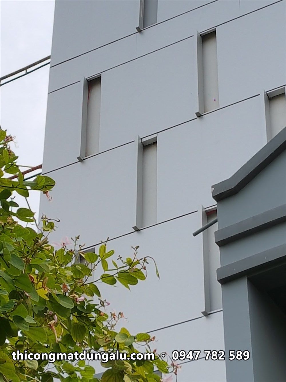 Mảng alu xám nhạt có khe cửa dọc nhìn từ dưới lên