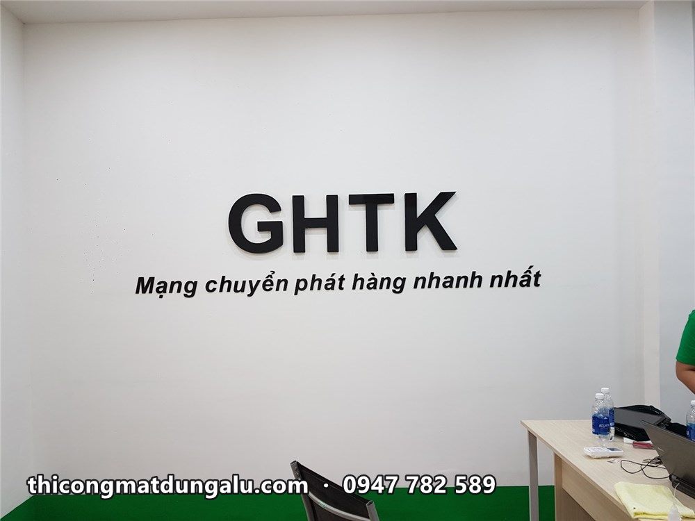 Chữ GHTK và dòng Mạng chuyển phát hàng nhanh nhất trên tường trắng