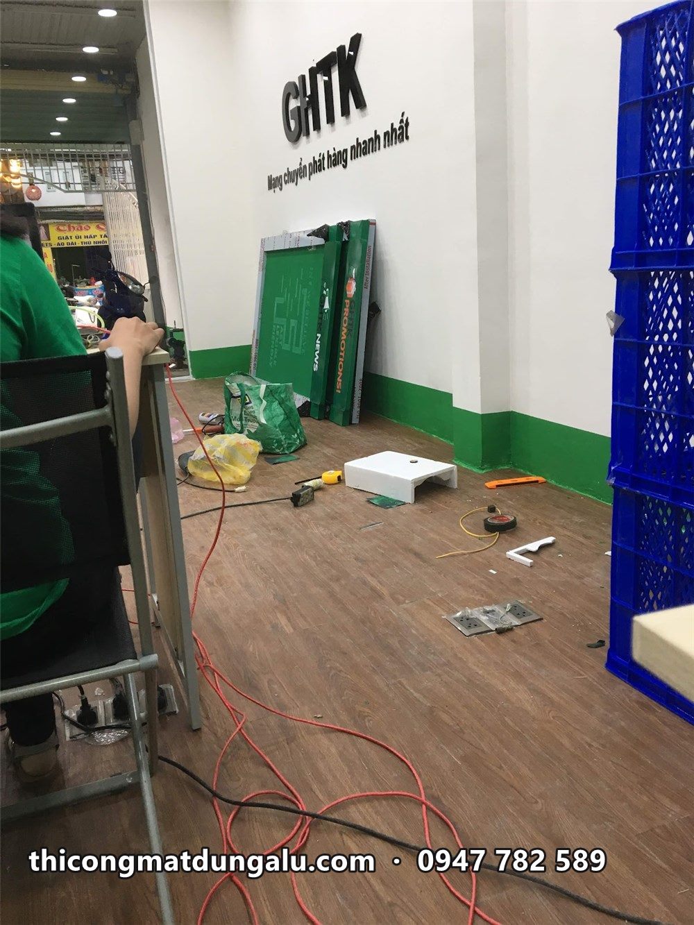 Vật tư chữ GHTK và các tấm xanh tập kết trong bưu cục đang thi công