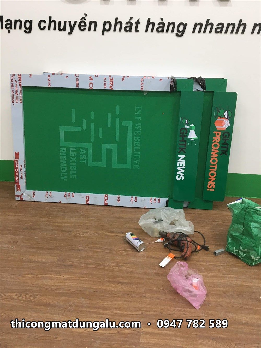 Các khung tranh nền xanh hoa văn đặt dưới sàn chờ treo