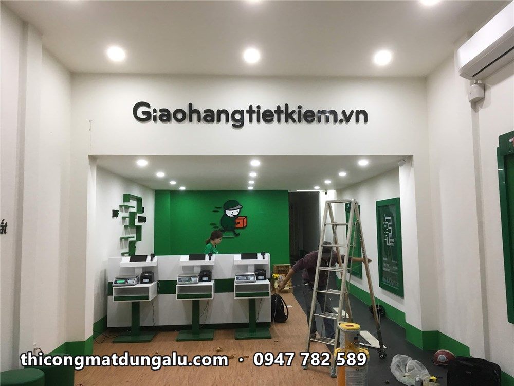 Bưu cục Giao Hàng Tiết Kiệm hoàn thiện với tường xanh ở cuối và quầy giao nhận
