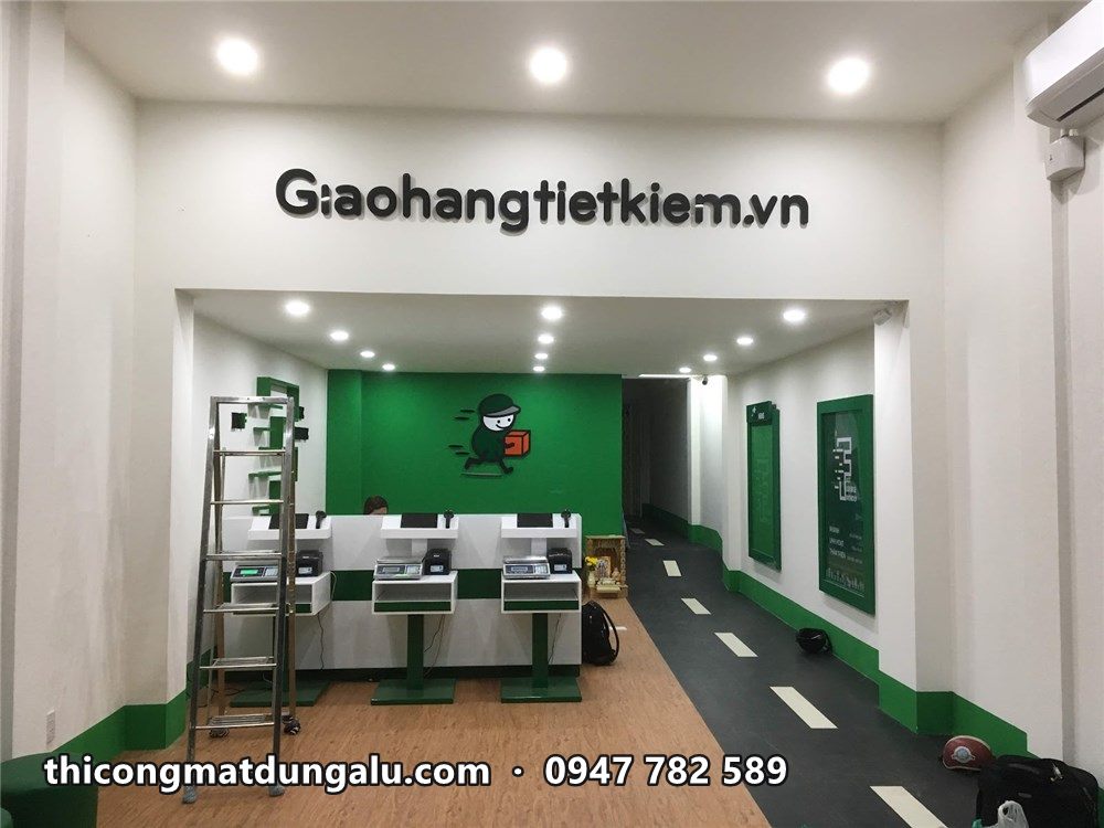 Toàn cảnh bưu cục với chữ Giaohangtietkiem.vn, chữ F, khung tranh và bàn giao nhận