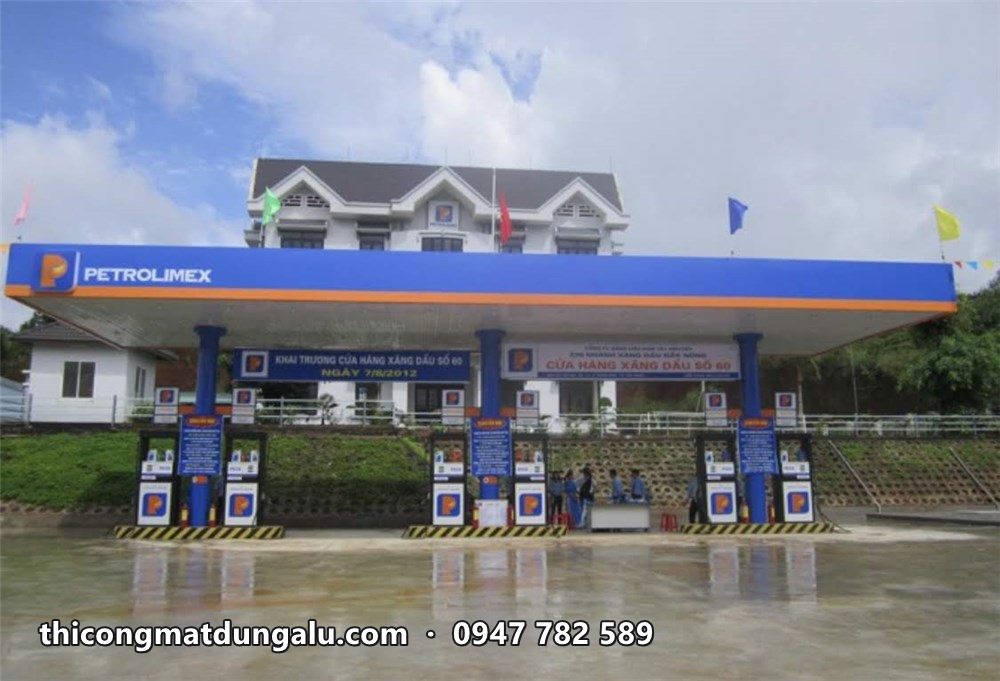 Phối cảnh cửa hàng xăng dầu Petrolimex với mái che viền xanh và trụ giá