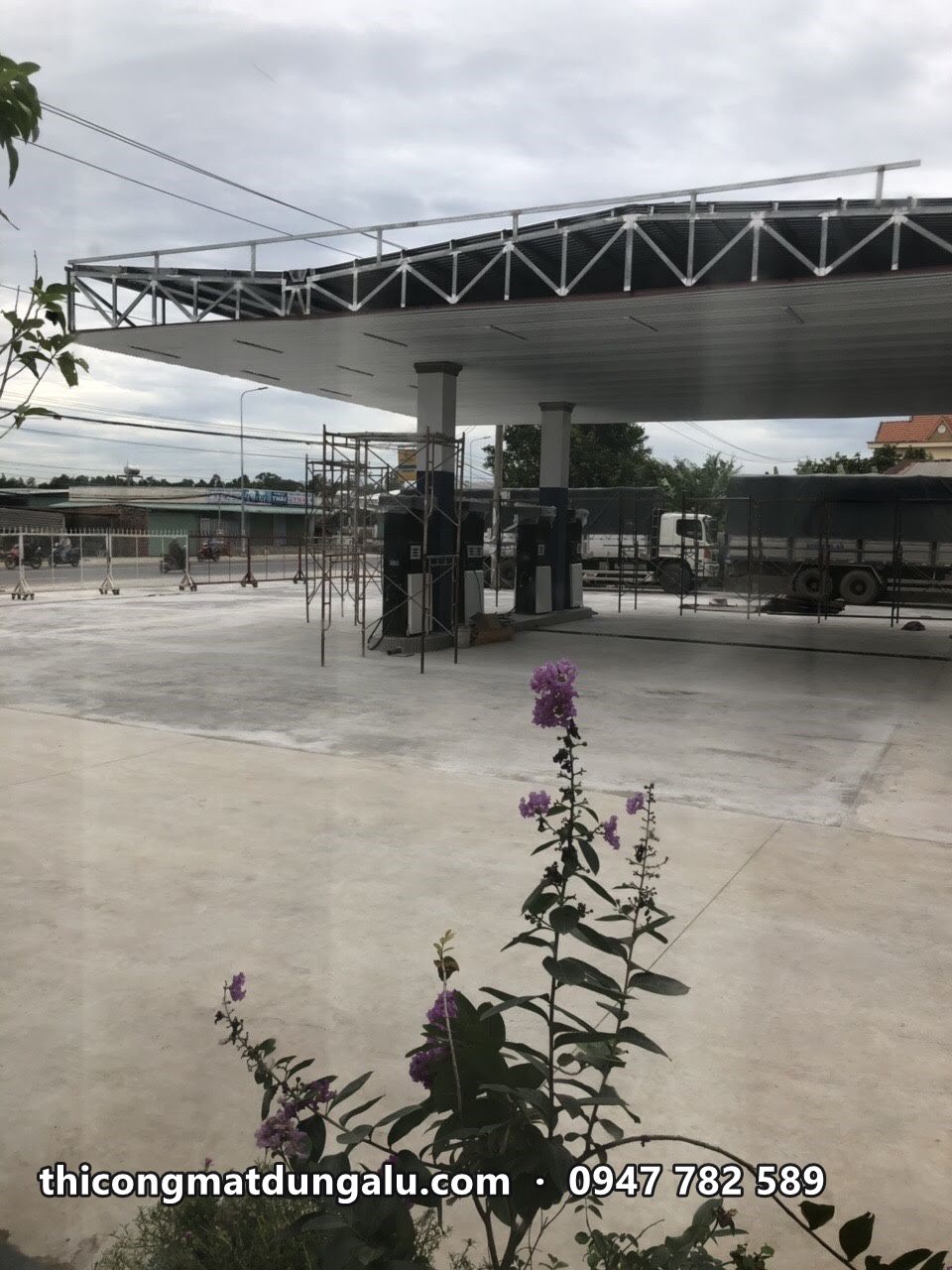 Khung thép mái che cây xăng nhìn từ sân, chưa ốp viền