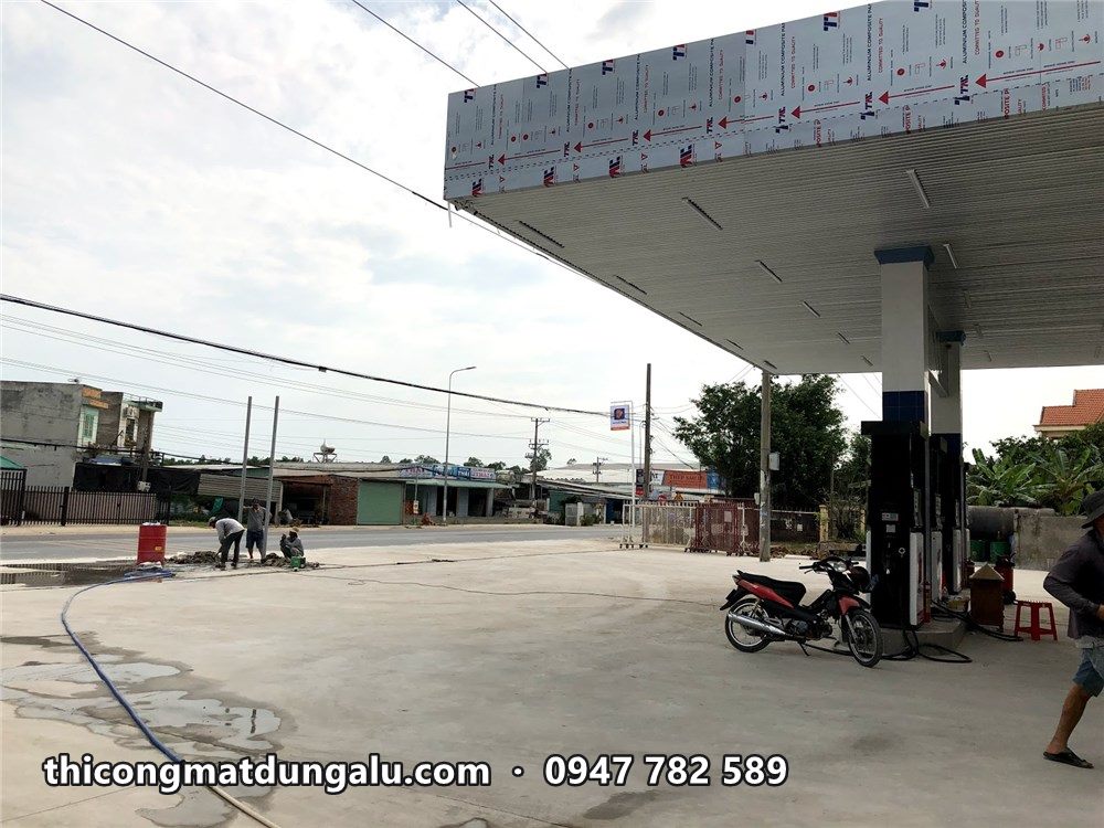 Góc viền mái che cây xăng đang ốp alu, tấm còn màng bảo vệ