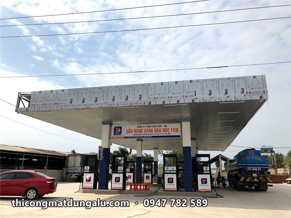 Mái che Petrolimex nhìn chính diện, bảng tên cửa hàng dưới mái
