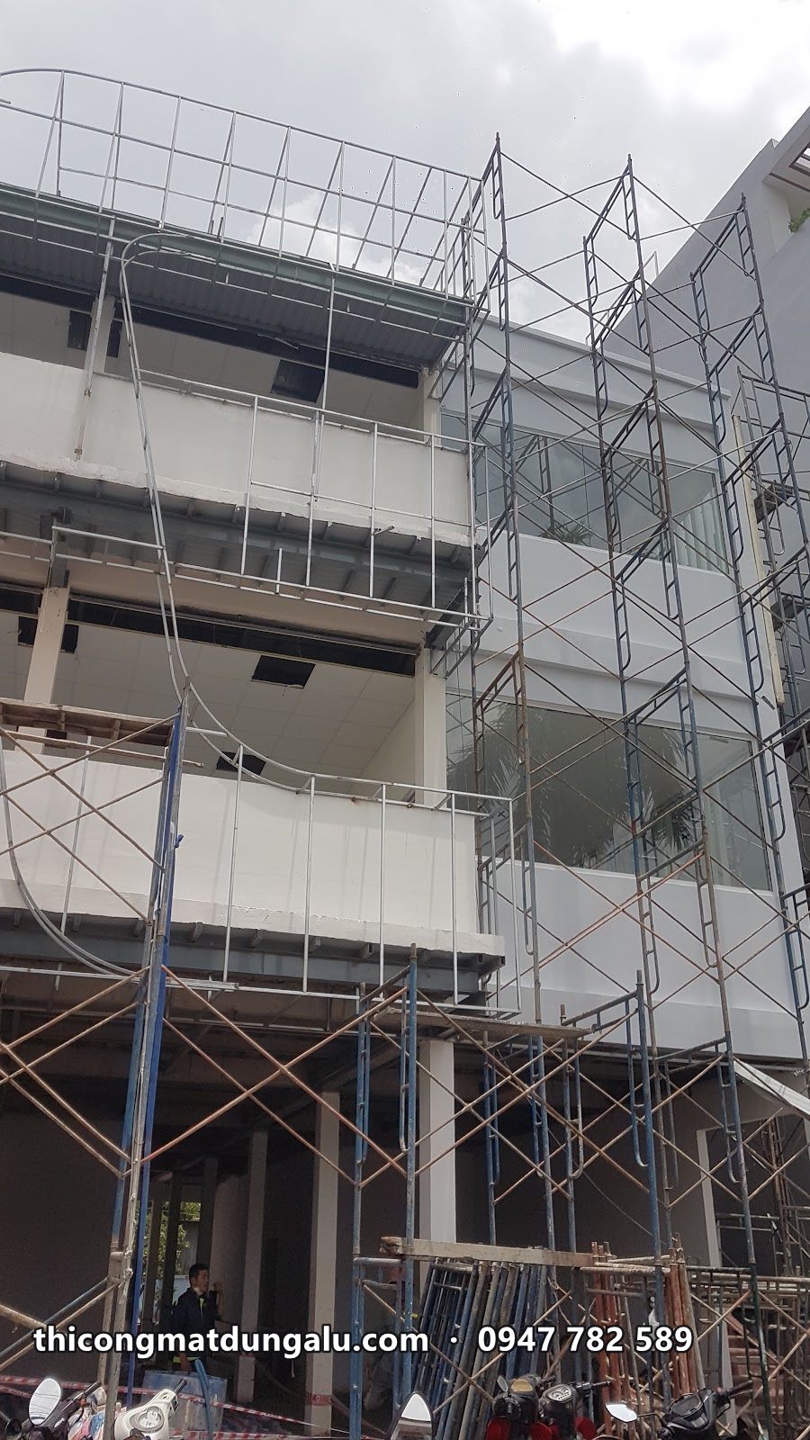 Nhà phố đã ốp alu gần xong, giàn giáo vẫn còn một bên