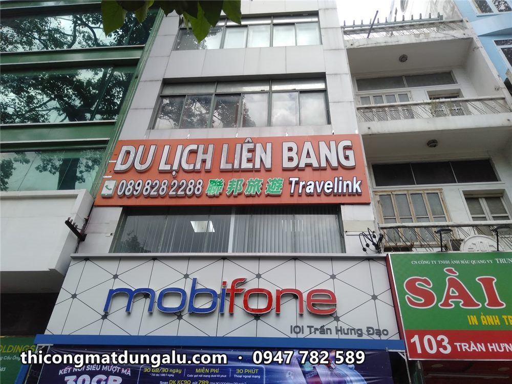 Tòa nhà với bảng Du lịch Liên Bang và Mobifone, dải alu nâu đỏ hai bên