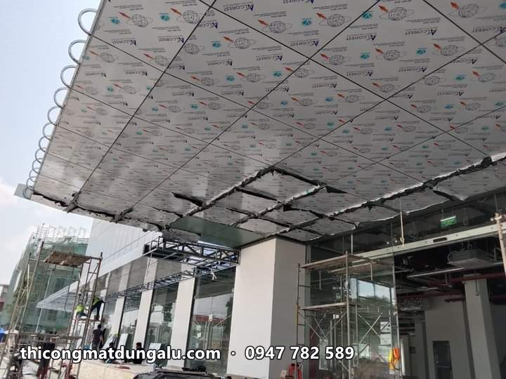 Mặt dưới mái đón sảnh đã ốp alu còn dán màng, nhìn từ dưới lên