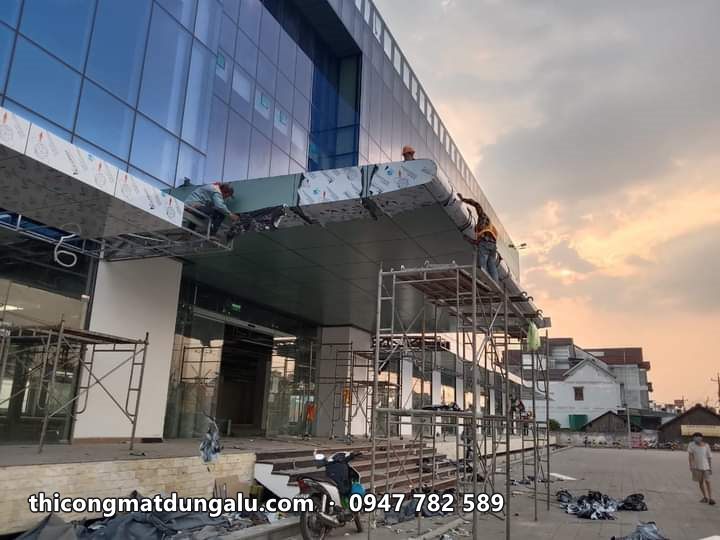Mái đón sảnh tòa nhà kính hoàn thiện lúc hoàng hôn