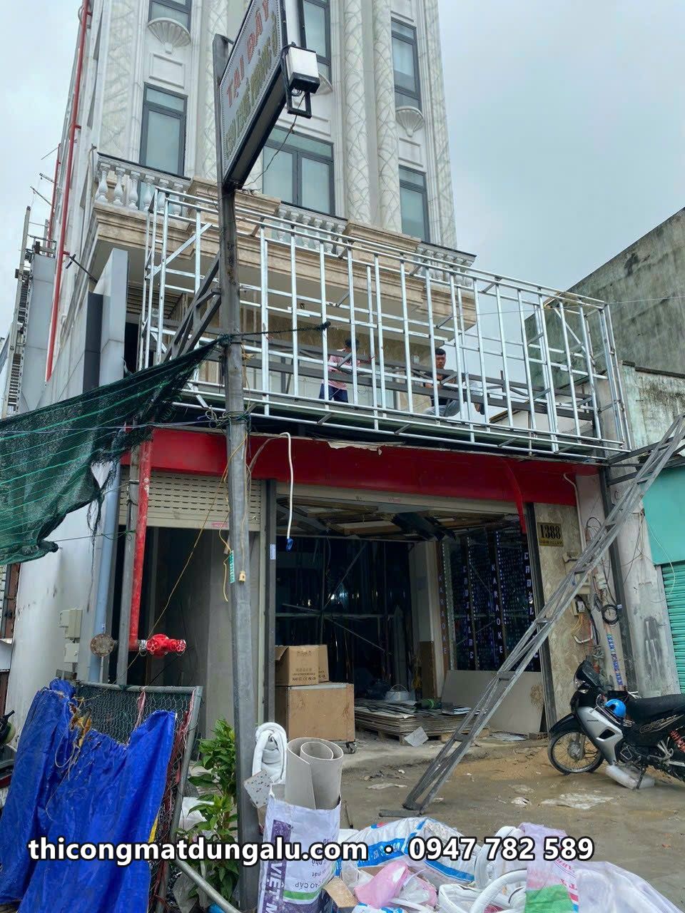 Khung sắt bọc mặt tiền nhà phố nhiều tầng, giàn giáo và lưới che