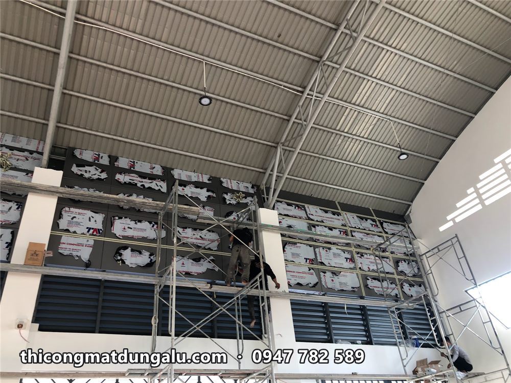 Mảng tường cao trong nhà thi đấu gần hoàn thiện với lam xám và alu