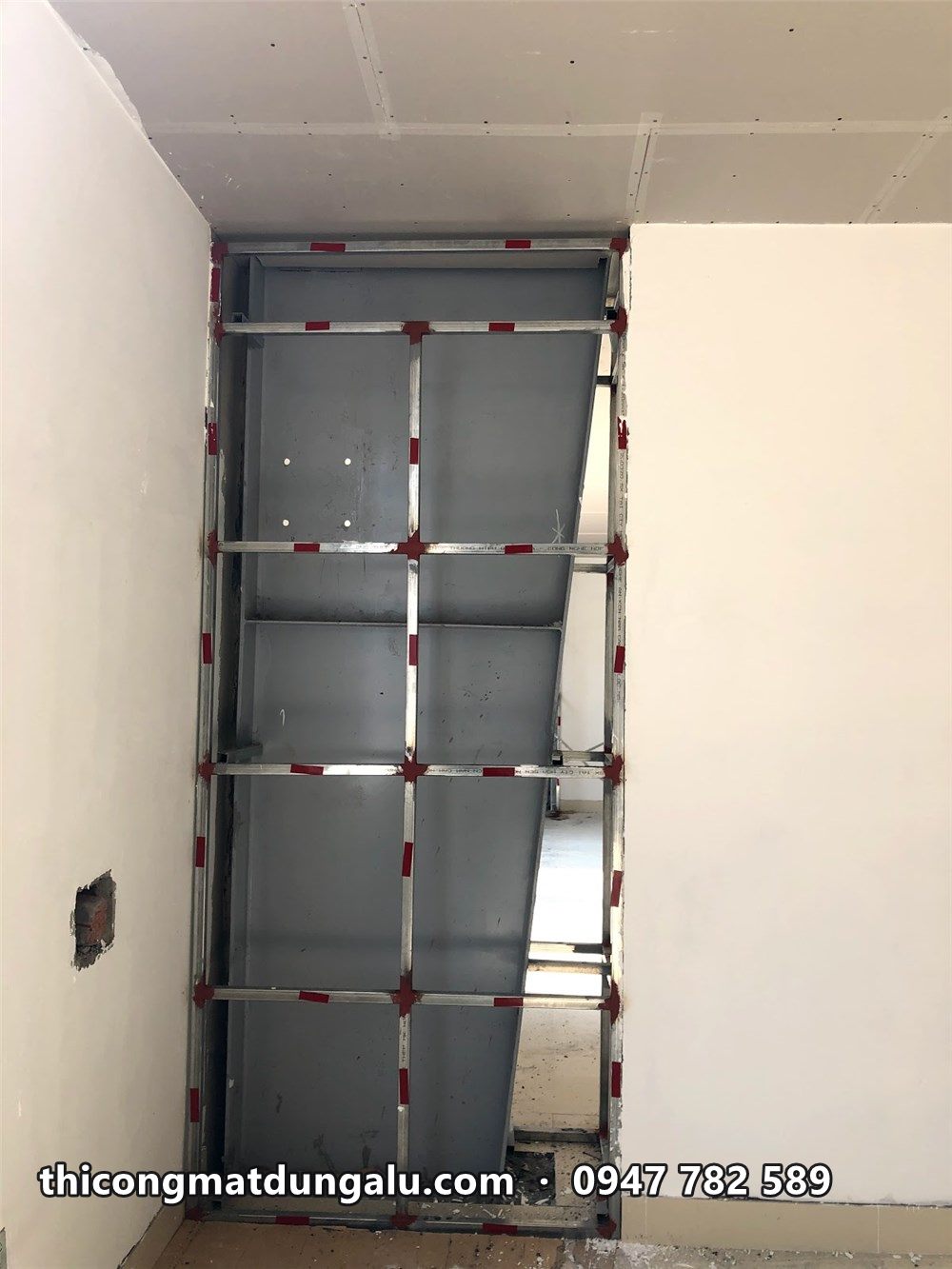 Khung xương hộp kẽm dựng sát tường, chia ô đều để ốp alu